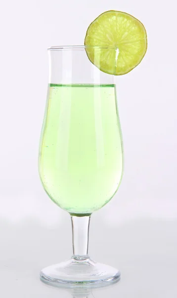 Zelený koktejl s limetkou izolovaných na bílém — Stock fotografie
