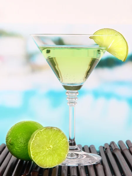 Groene cocktail met kalk op tafel op lichte achtergrond — Stockfoto