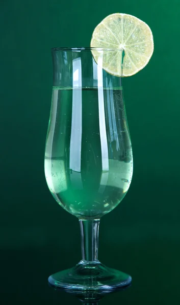 Grüner Cocktail mit Limette auf dunkelgrünem Hintergrund — Stockfoto