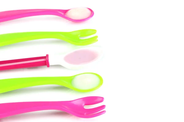 Fourchettes et cuillères de couleur pour aliments pour bébés isolés sur blanc — Photo