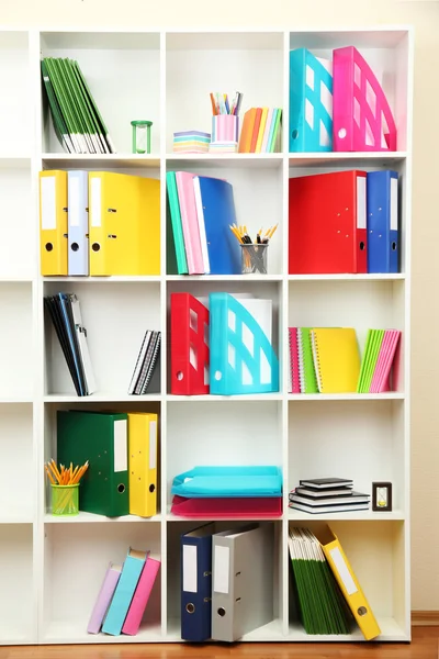 Prateleiras brancas do escritório com artigos de papelaria diferentes, close-up — Fotografia de Stock