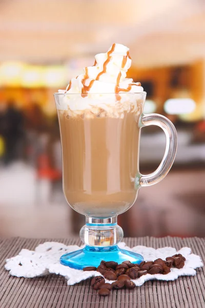 Gelaagde koffie in glas op tafel op lichte achtergrond — Stockfoto