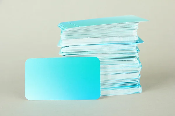 Renkli arka plan üzerinde kartvizit yığını — Stok fotoğraf