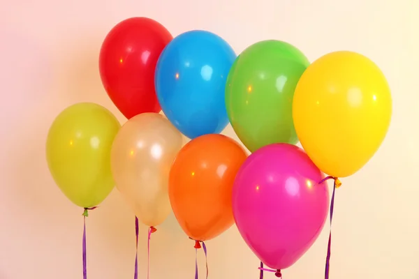 Muitos balões brilhantes no fundo laranja — Fotografia de Stock