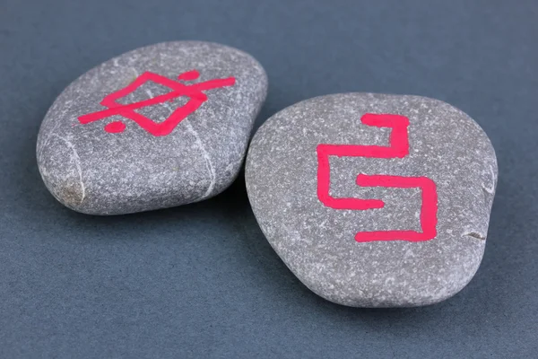 Fortune telling con simboli su pietre su sfondo grigio — Foto Stock