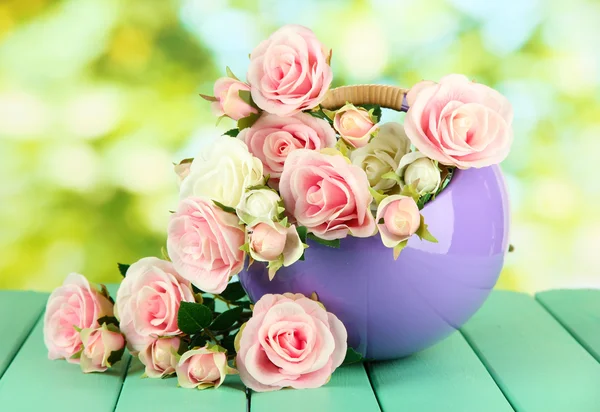 Pot met bloemen op een houten tafel op de achtergrond van de natuur — Stockfoto