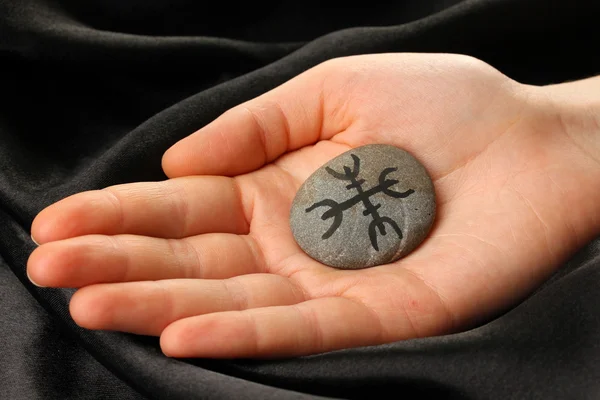 servet siyah kumaş arka taraftan taş üzerinde sembollerle anlatmaya