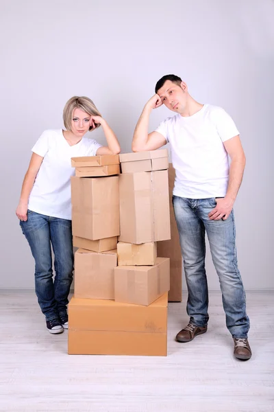 Jeune couple déménageant dans une nouvelle maison — Photo