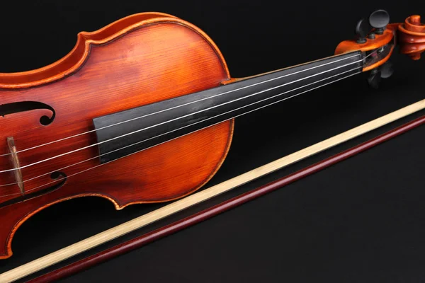 Violino clássico sobre fundo preto — Fotografia de Stock