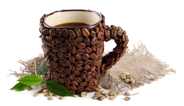 Fincan kahve çekirdekleri ve üzerinde beyaz izole taze fasulye — Stok fotoğraf