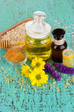 yağlar ve ahşap masa yakın çekim bal kokulu bal spa