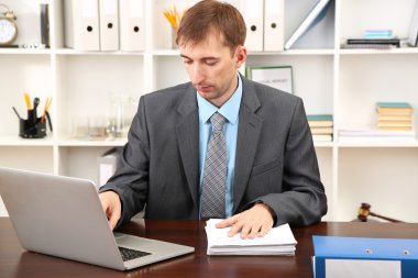 onun işyerinde ofiste genç işadamı