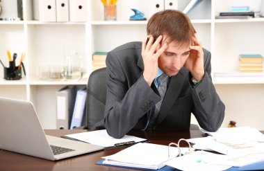 onun işyerinde ofiste genç işadamı