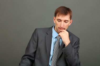 gri zemin üzerine genç işadamı