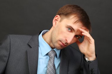 genç işadamı ton siyah arka plan