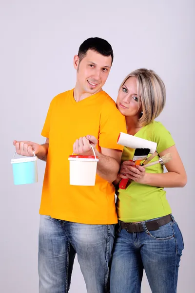 Casal jovem fazendo renovação juntos — Fotografia de Stock