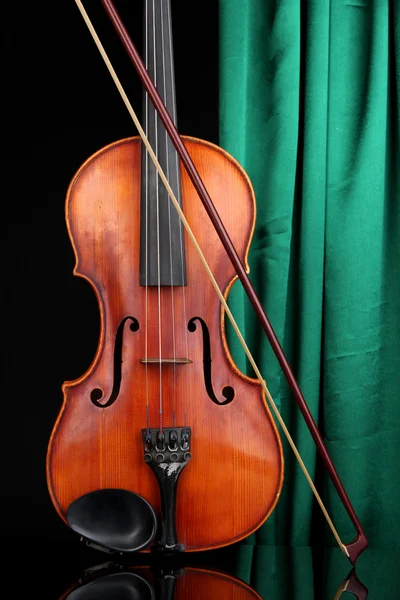 カーテンの背景上の古典的なバイオリン — ストック写真