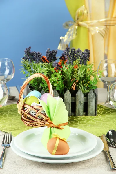 Configuração da mesa de Páscoa no fundo de cor — Fotografia de Stock