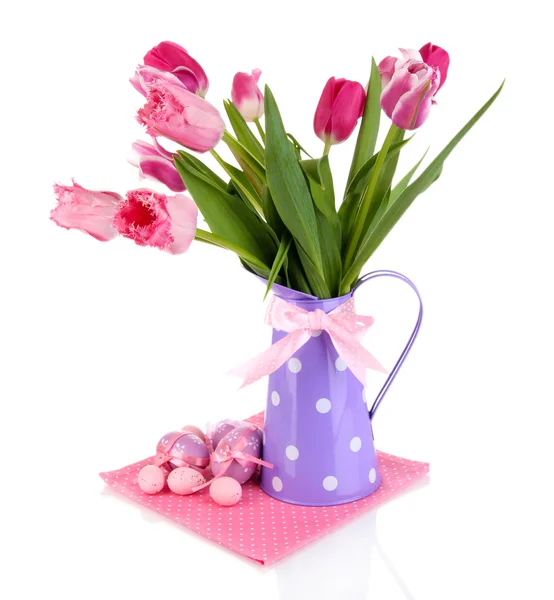 Composizione pasquale con tulipani freschi e uova di Pasqua isolate su bianco — Foto Stock
