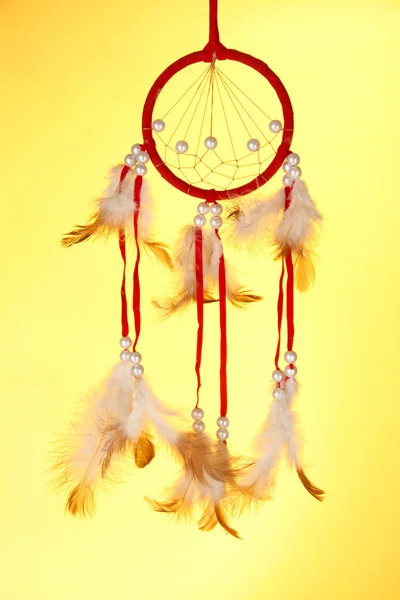 Vackra dream catcher på gul bakgrund — Stockfoto