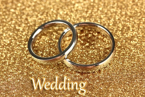 明るい背景上の結婚指輪 — ストック写真