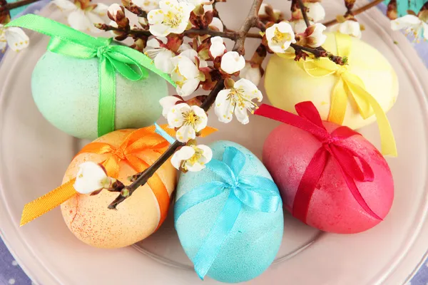 Œufs de Pâques dans une assiette avec serviette et fleurs close-up — Photo