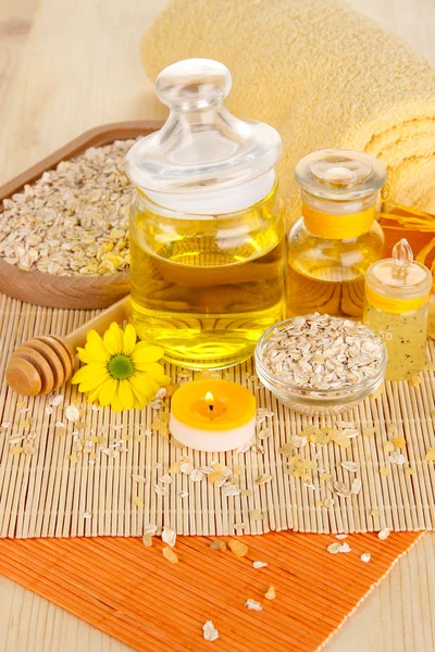 Fragrant honey spa with oils and honey on wooden table close-up — Stock Photo, Image