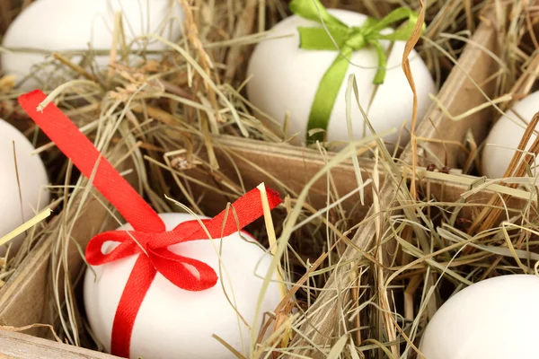 Huevos de Pascua decorativos en cesta de madera de cerca —  Fotos de Stock