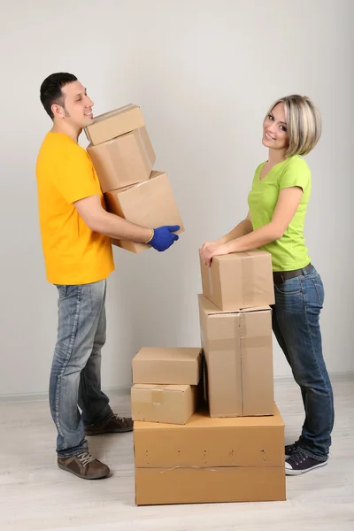 Jeune couple déménageant dans une nouvelle maison — Photo