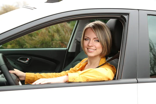 Porträt einer jungen schönen Frau im Auto — Stockfoto