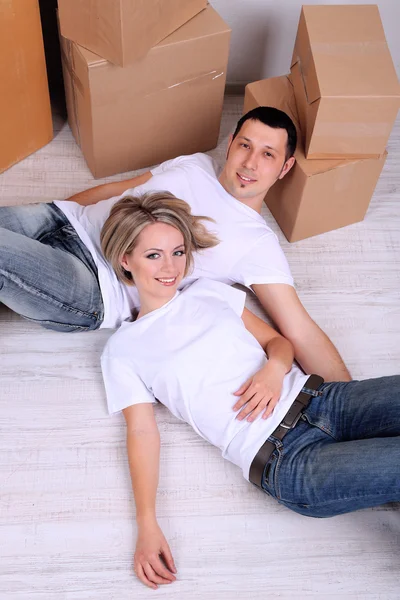 Young couple moving in new house — Stock Photo, Image