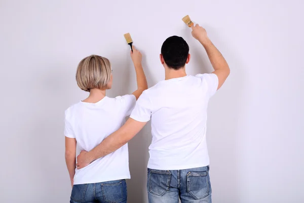 Young couple doing renovation togethe — Stock Photo, Image