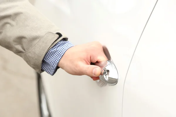 Hombre mano abriendo la puerta del coche, de cerca —  Fotos de Stock