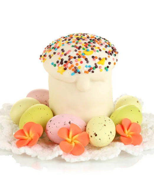Wielkanocne ciasto z glazury cukier i jajka na białym tle — Zdjęcie stockowe