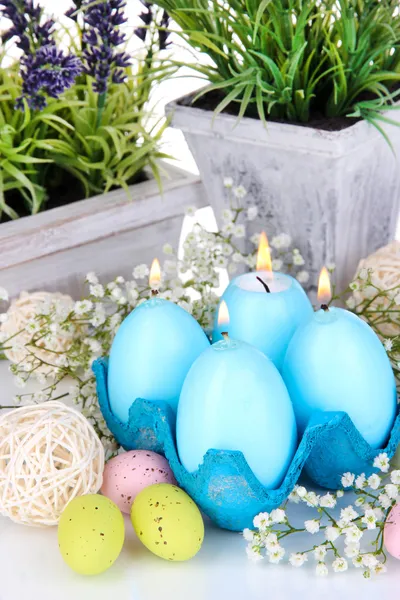 Velas de Pascua con flores de cerca —  Fotos de Stock