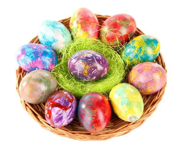 Hermosos huevos de Pascua en canasta de mimbre aislada en blanco — Foto de Stock