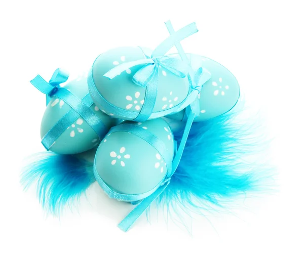 Hermosos huevos de Pascua y plumas decorativas, aislados en blanco — Foto de Stock