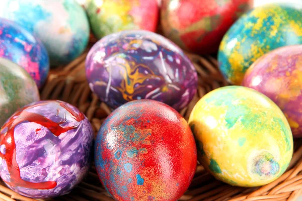Hermosos huevos de Pascua en canasta de mimbre de cerca — Foto de Stock