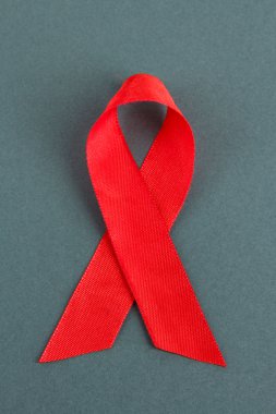 kırmızı kurdele HIV, AIDS gri arka plan üzerinde