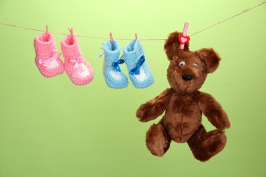 clothesline, renkli arka plan üzerinde asılı Bebek Patiği