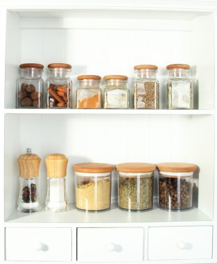 güzel beyaz cam şişe içinde baharatlar ile raflar