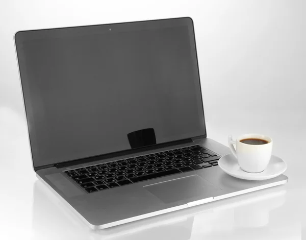 Portátil blanco con taza de café aislado en blanco —  Fotos de Stock