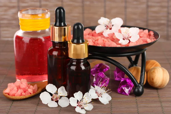 Spa kompozycja z olejkami aromatycznymi na stół szczegół — Zdjęcie stockowe