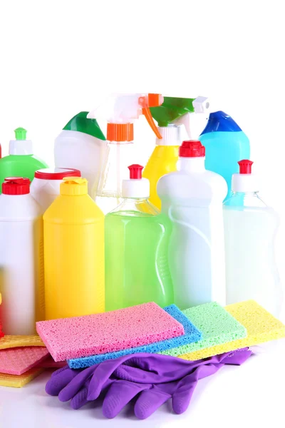 Diferentes tipos de limpiadores domésticos y esponjas de colores, guantes aislados en blanco —  Fotos de Stock