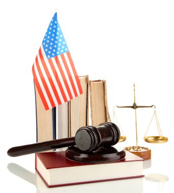 tahta Tokmak, altın, adalet, kitaplar ve Amerikan bayrağı üzerinde beyaz izole ölçeklendirir.