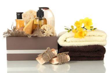 Kozmetik Şişeler ve üzerinde beyaz izole sabun sandık,