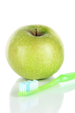 beyaz izole bir diş fırçası ile elma