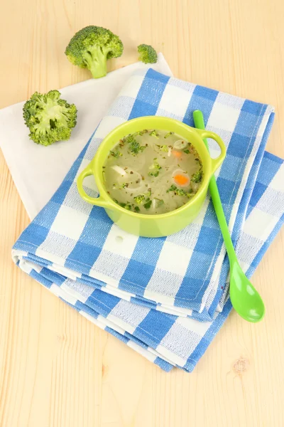 Sopa de dieta con verduras en sartén sobre mesa de madera de cerca — Foto de Stock