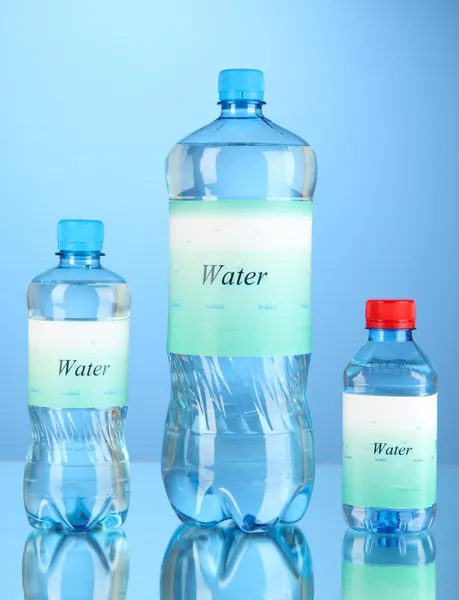 蓝色背景上的标签与不同的水瓶子 — 图库照片