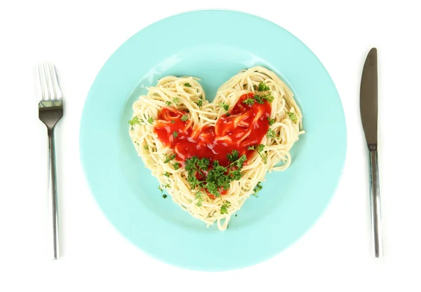 Готовые спагетти тщательно расставлены в форме сердца и увенчаны томатным соусом, изолированным на белом — стоковое фото
